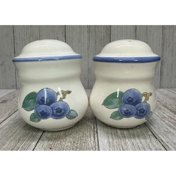 Vtg Pfaltzgraff Salt and Pepper Shakers Ceramic White Blueberry Floral 3.5" Set - Picture 1 of 11